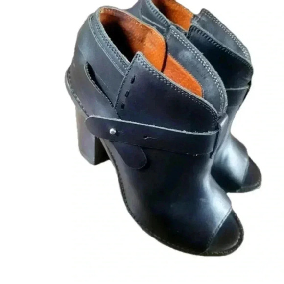 Sixtyseven Shoes - SixtySeven leather bootie heels sz 40 made in spain